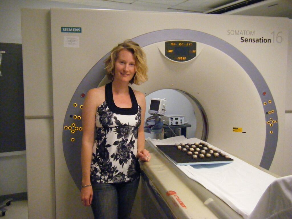 Corina Logan with the great-tailed grackle skulls at the CT scanner at Pueblo Radiology in Santa Barbara, California. Image credit: Christin Palmstrom